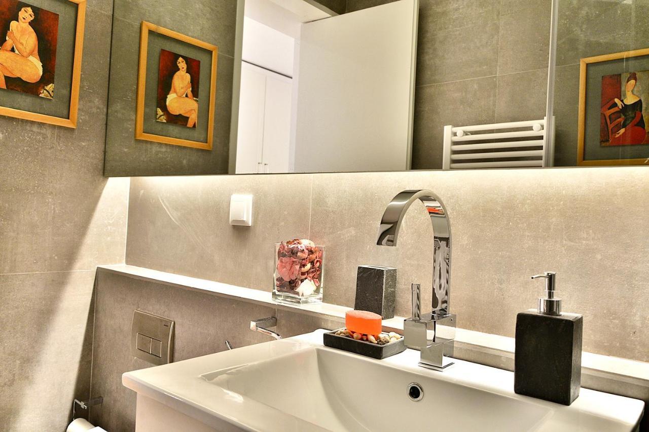 Apartment Bright And Spacious Three Bedroom In The Heart Of